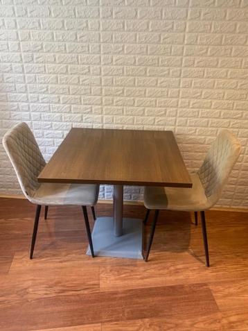 Tafel met 1 poot zeer compact 80x80cm en stoelen beschikbaar voor biedingen