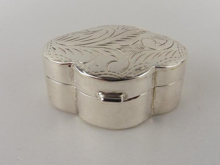 Zilveren pillendoosje                                    HJ1, Antiek en Kunst, Antiek | Goud en Zilver, Zilver, Ophalen of Verzenden