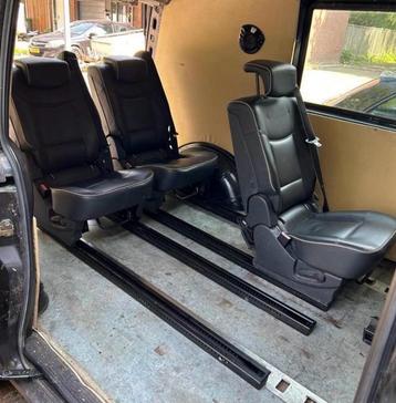 4x Zwart leren Stoelen met gordel en isofix op losse rails. beschikbaar voor biedingen