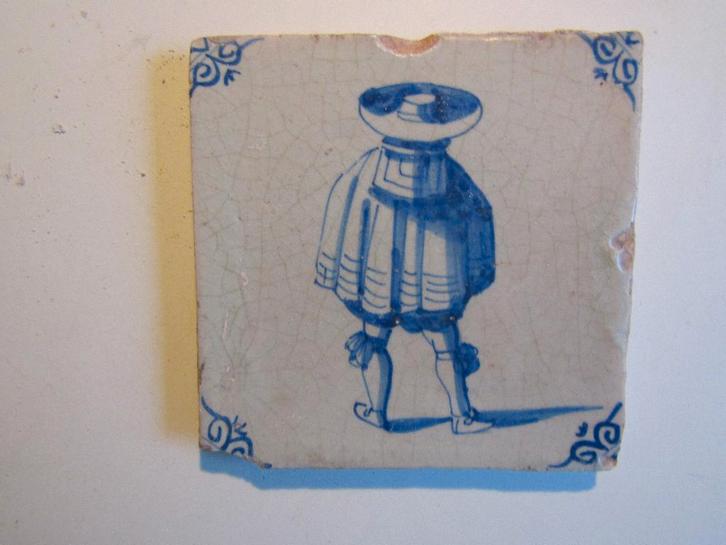 een 17e eeuwse tegel met een mannetje in klederdracht., Antiek en Kunst, Antiek | Wandborden en Tegels, Ophalen of Verzenden