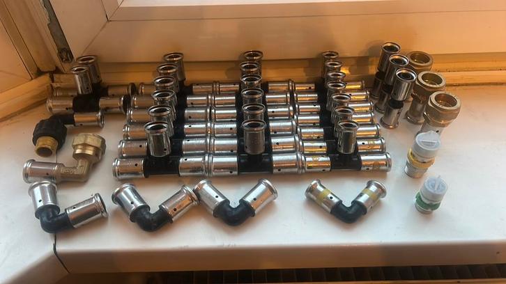 35 x Henco en comap persfittingen, Doe-het-zelf en Verbouw, Sanitair, Nieuw, Overige typen, Ophalen of Verzenden