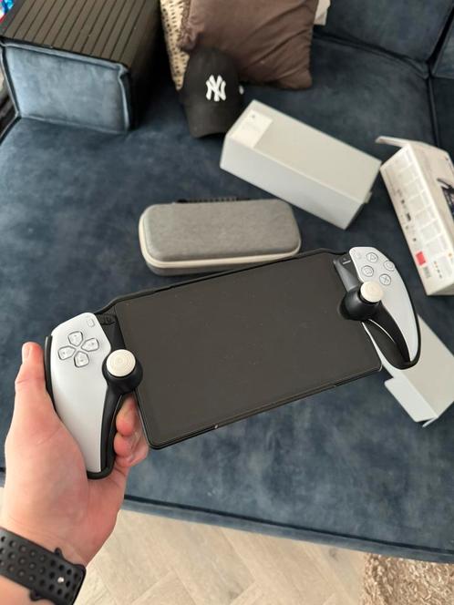 Playstation portal 2 keer gebruikt! Incl spigen case, Spelcomputers en Games, Spelcomputers | Sony PlayStation Portables | Accessoires