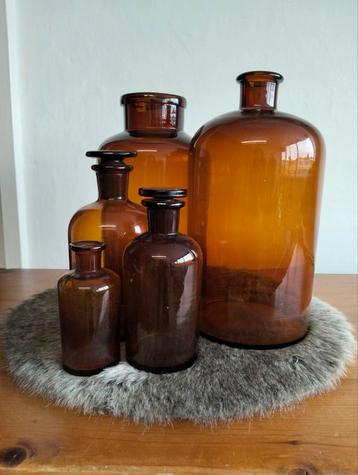 Brocante Apothekersflessen Set +vachtje beschikbaar voor biedingen