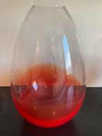 Grote glazen vaas met rood, Huis en Inrichting, Ophalen of Verzenden, Minder dan 50 cm, Rood, Glas