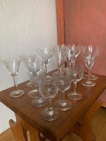 Antiek glasservies met mooie gravures  beschikbaar voor biedingen