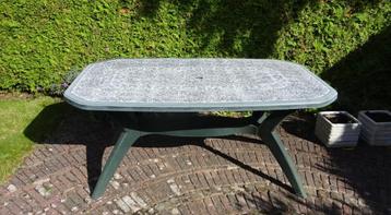 Tuintafel beschikbaar voor biedingen