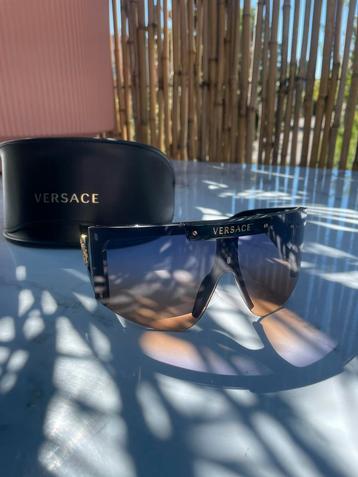 Versace  beschikbaar voor biedingen
