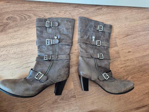 Taupegrijze halflange laarzen met gespen, ZGAN, Kleding | Dames, Schoenen, Zo goed als nieuw, Hoge laarzen, Grijs, Ophalen of Verzenden