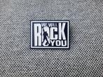 1 mooie pin met de tekst - We Will Rock You - te koop, Verzamelen, Speldjes, Pins en Buttons, Ophalen of Verzenden, Nieuw, Overige onderwerpen