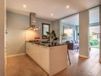 Moderne hoogglans keuken met kookeiland, composiet blad, Huis en Inrichting, Keuken | Complete keukens, Ophalen, Gebruikt, Wit