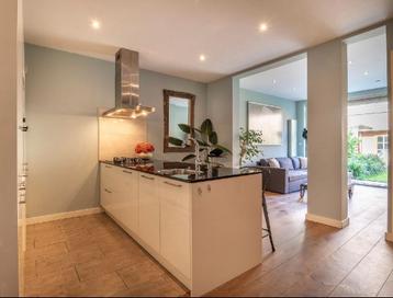 Moderne hoogglans keuken met kookeiland, composiet blad beschikbaar voor biedingen