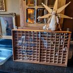 Geen fourniturenkastje maar frans vitrinekastje voor je naam, Antiek en Kunst, Curiosa en Brocante, Ophalen of Verzenden