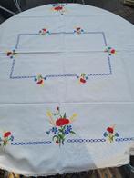 Vintage tafelkleed hand geborduurd, Huis en Inrichting, Tafelkleden, Belle Vieille Brocante, Ophalen of Verzenden, Zo goed als nieuw