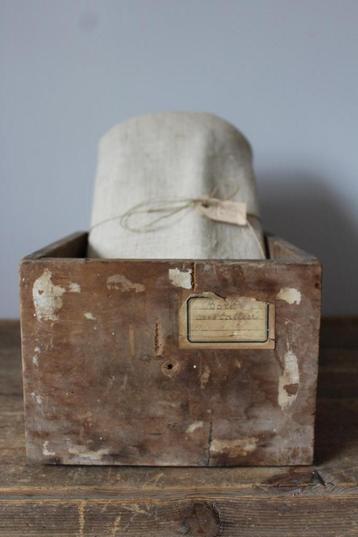 Stoere oude brocante houten bak met etiket *Pronck & Praal* beschikbaar voor biedingen