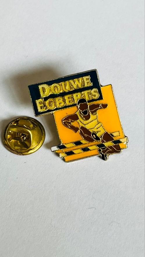 Douwe Egberts hordelopen pin, Verzamelen, Speldjes, Pins en Buttons, Zo goed als nieuw, Overige onderwerpen, Ophalen of Verzenden