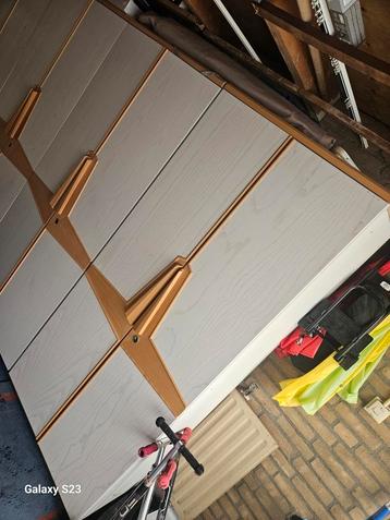 Stevige houten kast te koop beschikbaar voor biedingen