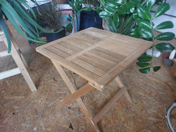 Houten tafeltje beschikbaar voor biedingen