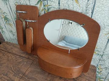 Mid-century wandspiegel met opbergbakje en kledingborstels beschikbaar voor biedingen