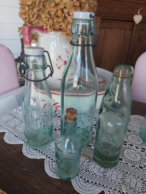 Brocante glazen flessen. Beugelfles fles porseleinen dop. 2, Huis en Inrichting, Woonaccessoires | Vazen, Zo goed als nieuw, Overige kleuren