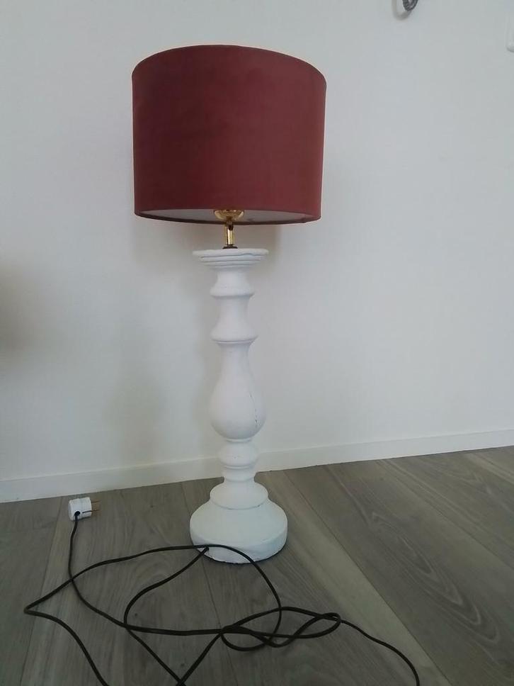 Betonnen lampenpoot met Riviera Maison lampenkap,  €40, Huis en Inrichting, Lampen | Tafellampen, Zo goed als nieuw, Minder dan 50 cm