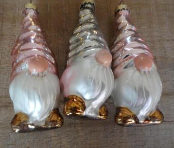 3 Gnoom gekleurde roze glazen kerstballen ornamenten. beschikbaar voor biedingen