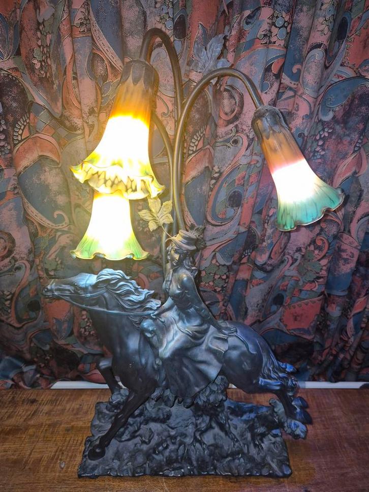 Antieke Art Nouveau Lamp met Ruiter en Paard, Huis en Inrichting, Lampen | Vloerlampen, Gebruikt, Minder dan 100 cm, Glas, Metaal