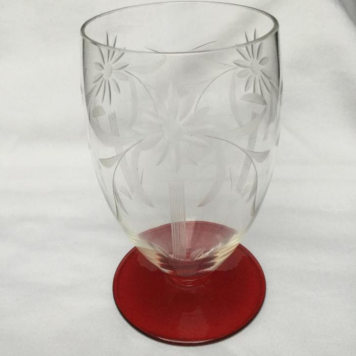 Antiek Boheems kristal geslepen vaas op rode voet., Antiek en Kunst, Antiek | Glas en Kristal, Ophalen of Verzenden