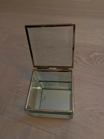 Glazen Display Kistje met onderzetters beschikbaar voor biedingen