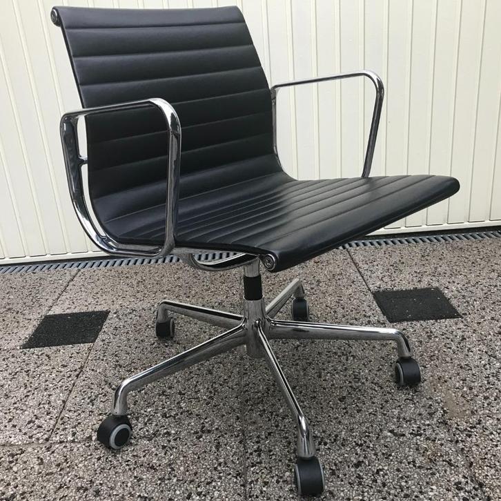 IZGS Vitra Eames stoel 107 108 chroom zwart leer wielen, Huis en Inrichting, Stoelen, Zo goed als nieuw, Eén, Leer, Zwart, Ophalen