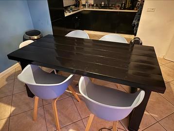 Eettafel beschikbaar voor biedingen