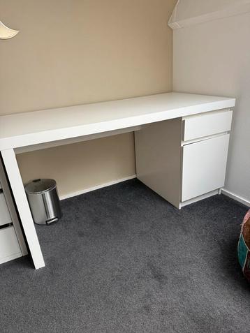 Witte Bureau met Lades en Kast van de Ikea beschikbaar voor biedingen