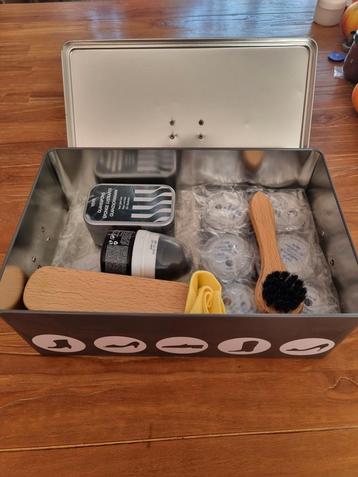 Gevulde schoenpoetsblik beschikbaar voor biedingen