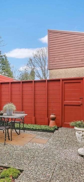 Red ceder schutting met hardhouten staanders beschikbaar voor biedingen
