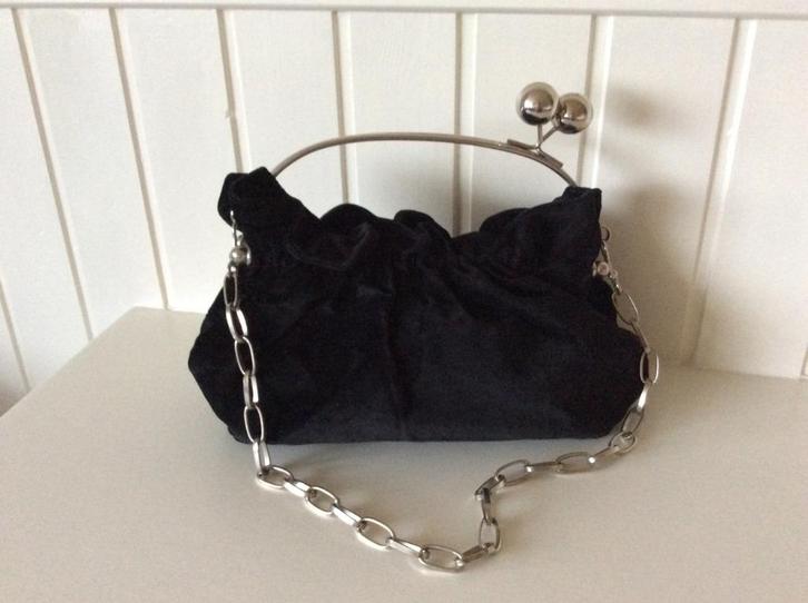 Gianfranco Ferre fluwelen hand/schoudertas origineel, Sieraden, Tassen en Uiterlijk, Zonnebrillen en Brillen | Dames, Zo goed als nieuw