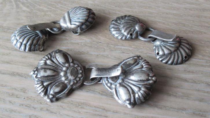 Zilveren kledinghaken 19 e eeuw /o.a. schelp model /3 stuks, Sieraden, Tassen en Uiterlijk, Antieke sieraden, Overige typen, Zilver