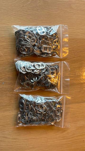 300 lipjes/ clipjes van blikjes beschikbaar voor biedingen