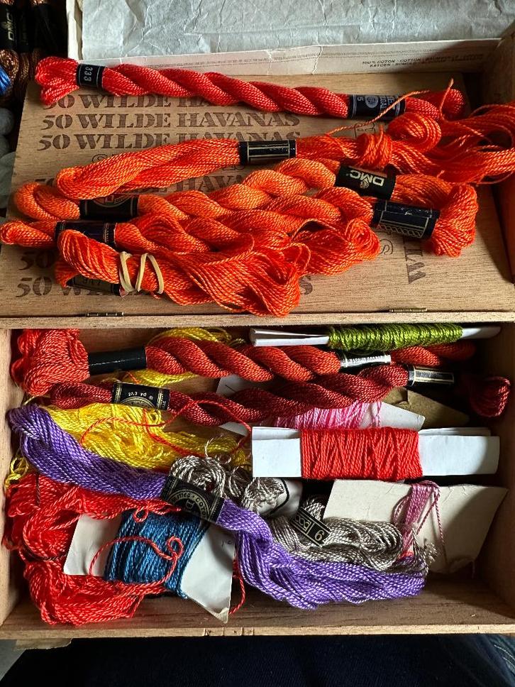 Diverse kleuren DMC garens nieuw en gebruikt in sigarenkist, Hobby en Vrije tijd, Naaien en Fournituren, Zo goed als nieuw, Garen of Naald(en)