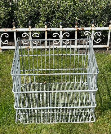 Brocante oud zinken mand beschikbaar voor biedingen