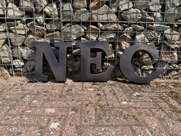 Metalen letters ‘NEC’ beschikbaar voor biedingen