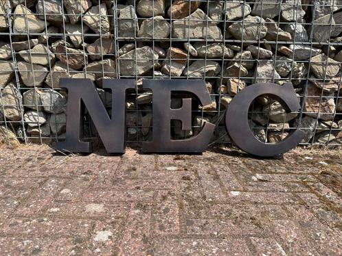 Metalen letters ‘NEC’, Huis en Inrichting, Woonaccessoires | Wanddecoraties, Zo goed als nieuw, Ophalen of Verzenden