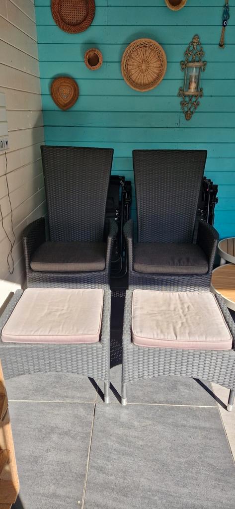 Wicker Tuinset: 2 Stoelen, 2 Voetenbankjes, Krukje, Tuin en Terras, Tuinstoelen, Zo goed als nieuw, Wicker, Ophalen