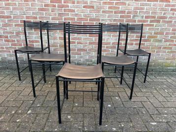 Vintage design stoelen beschikbaar voor biedingen