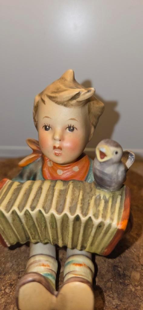 Hummel beeldje - Accordeon Speler met Vogel, Antiek en Kunst, Kunst | Beelden en Houtsnijwerken, Ophalen of Verzenden