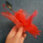 Fascinator Rood "Red Valentine" (Kerst) met veren op clip, Nieuw, One size fits all, Ophalen of Verzenden, Hoed