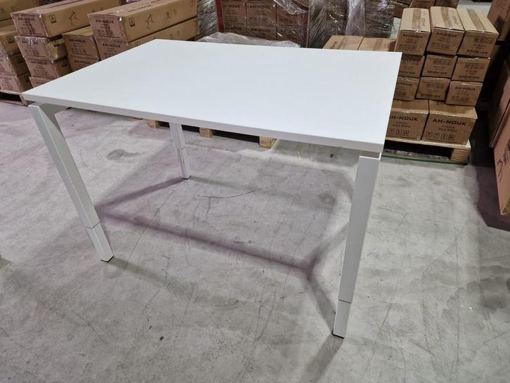 bureau ,4Poost instelbaar bureau, wit, Huis en Inrichting, Bureaus, Gebruikt, Bureau, In hoogte verstelbaar, Ophalen of Verzenden