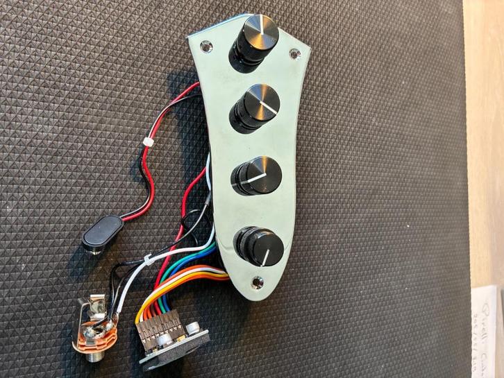 Sadowsky onboard preamp met VTC, Muziek en Instrumenten, Snaarinstrumenten | Gitaren | Bas, Zo goed als nieuw, Elektrisch, 5-snarig