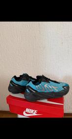 Yeezy Boost 700 MNVN Bright Cyan, Kleding | Heren, Ophalen of Verzenden, Zo goed als nieuw, Blauw, Yeezy
