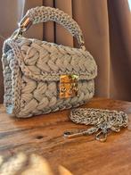 Gehaakte handtas - Lichtgrijze tas met kettingriem,handgemaa, Sieraden, Tassen en Uiterlijk, Tassen | Damestassen, Ophalen of Verzenden