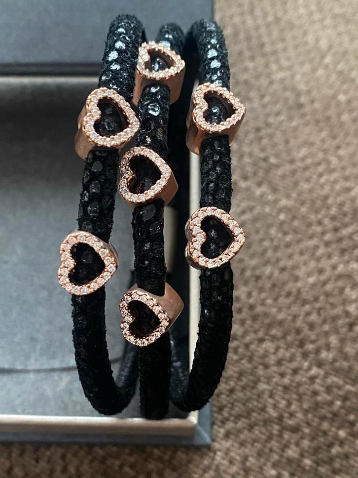Nieuwe armband zwart met rosé hartjes, Sieraden, Tassen en Uiterlijk, Armbanden, Nieuw, Leer, Zwart, Met bedels of kralen, Met strass