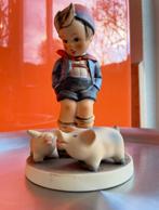 Vintage Hummel Jongen met Varkens Beeldje, Antiek en Kunst, Ophalen of Verzenden